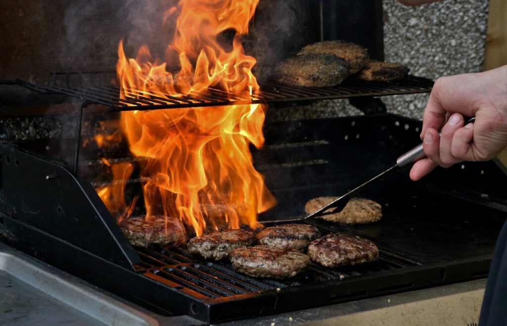 barbecue-hamburger-fiamme