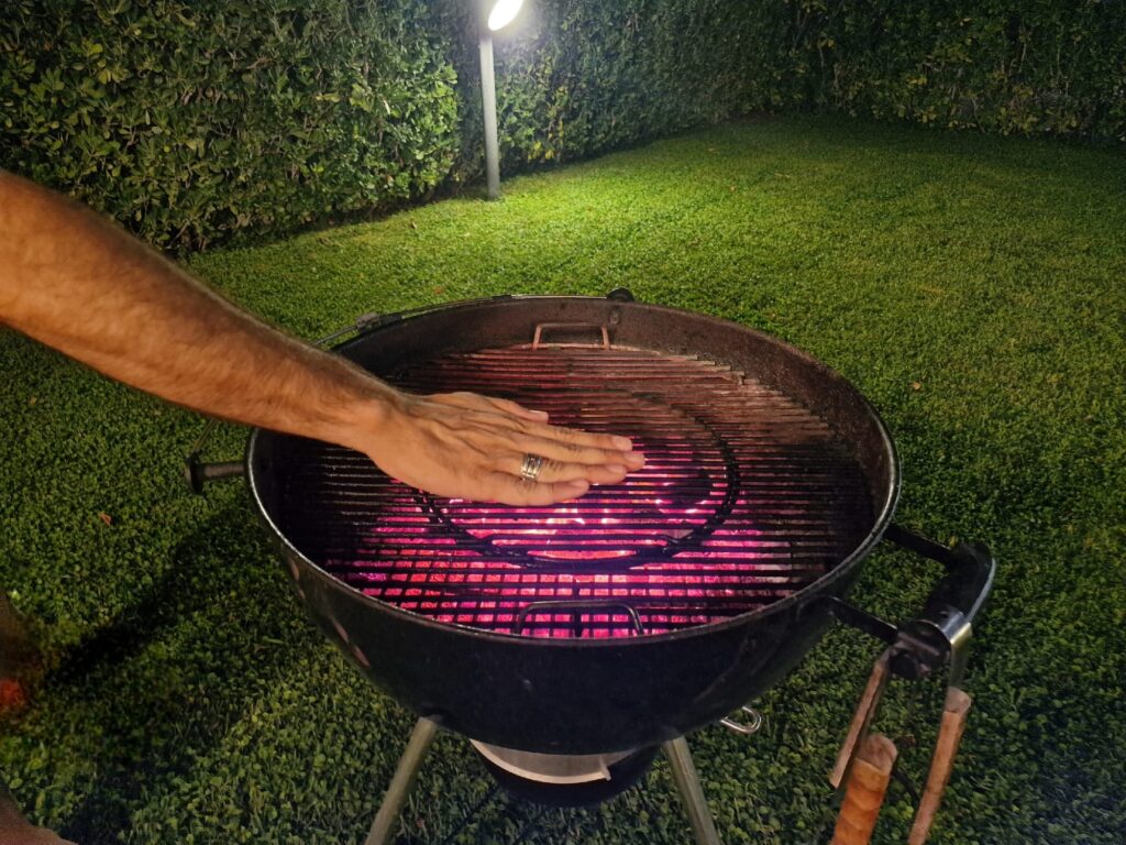 test-calore-barbecue-con-mano