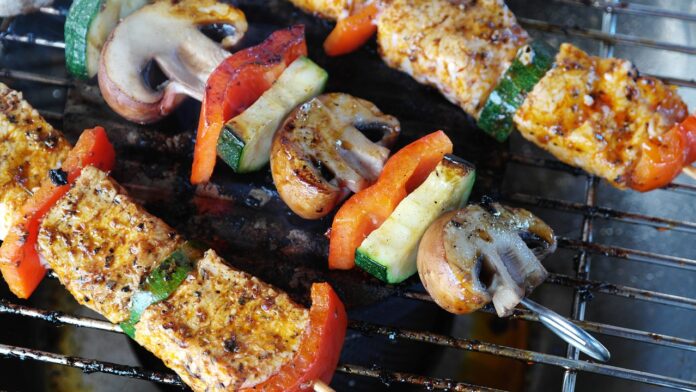 spiedini di tofu e verdure al barbecue